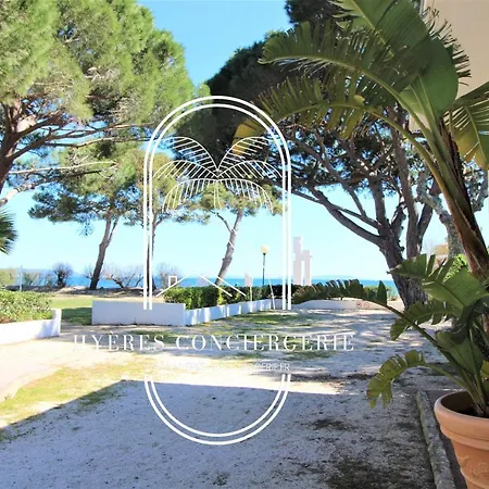 Apartment Le Berriau-studio-clim/pk/wifi/plage Privee/hyeres *