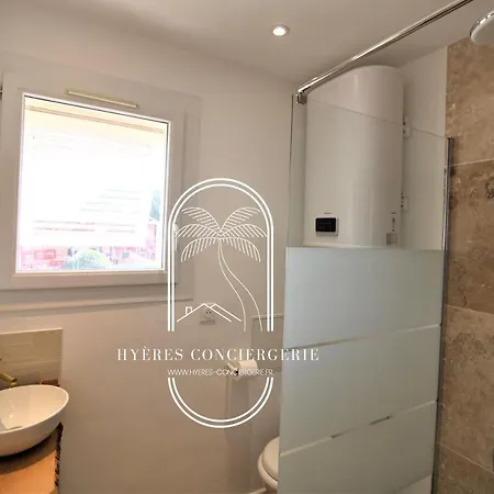 Apartment Le Berriau-studio-clim/pk/wifi/plage Privee/hyeres Hyeres